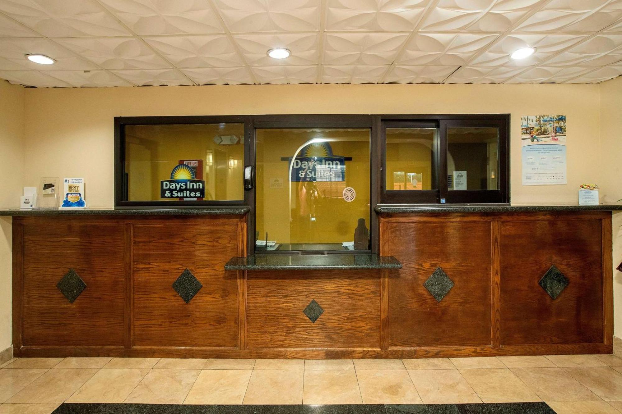 Days Inn & Suites By Wyndham Houston North/Aldine Exteriör bild