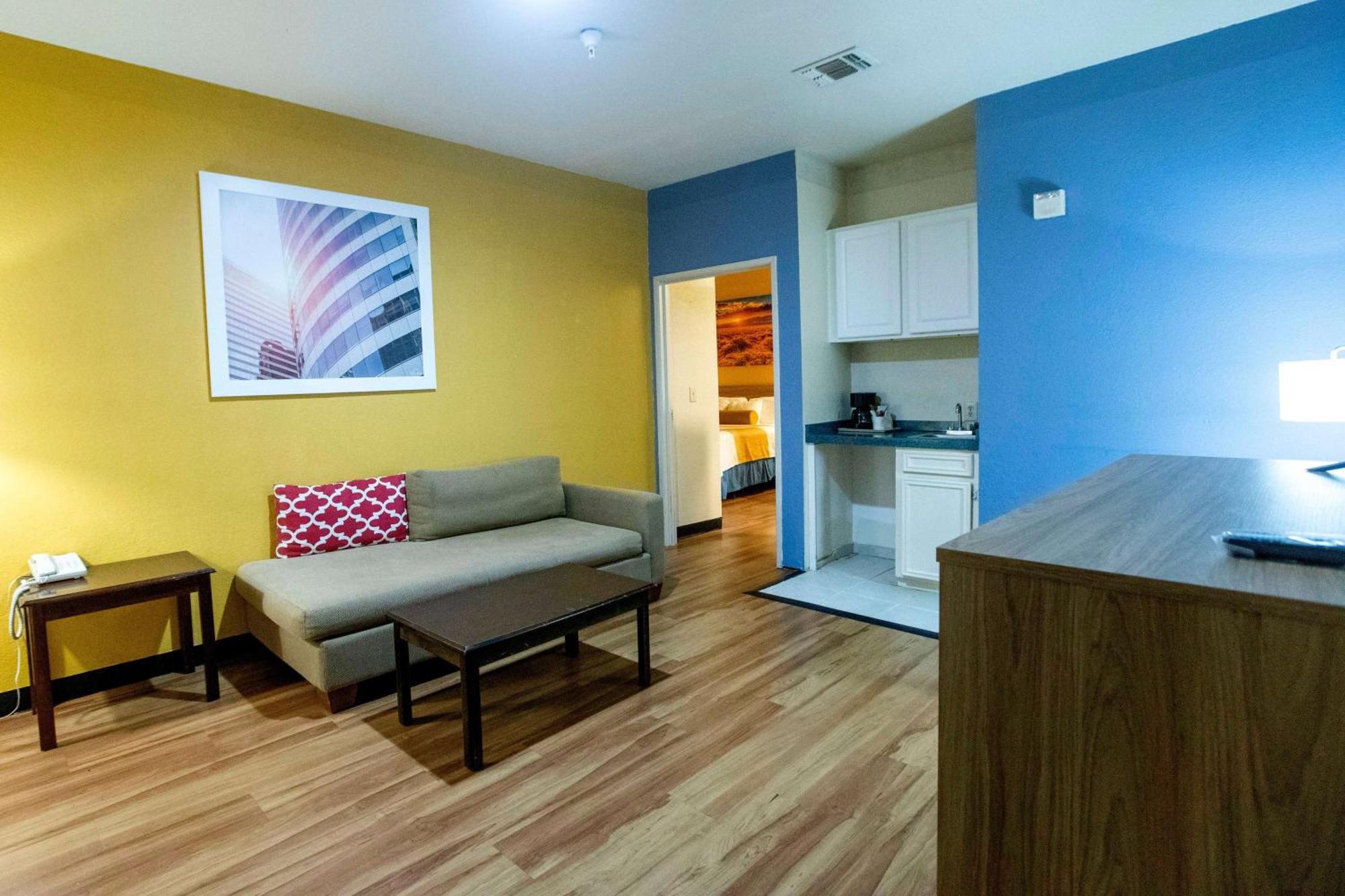 Days Inn & Suites By Wyndham Houston North/Aldine Exteriör bild